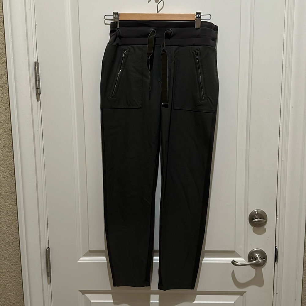 Athleta EUC jogger-dual sided-super soft fit and very flattering! 26in inseam.